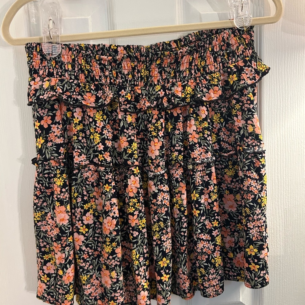 American Eagle Floral Black and Pink Women's Skirt Size Medium